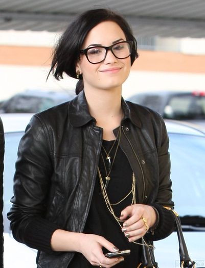 19 - Demi Lovato Going to have lunch with a Friend in Toluca Lake 2010 January 16