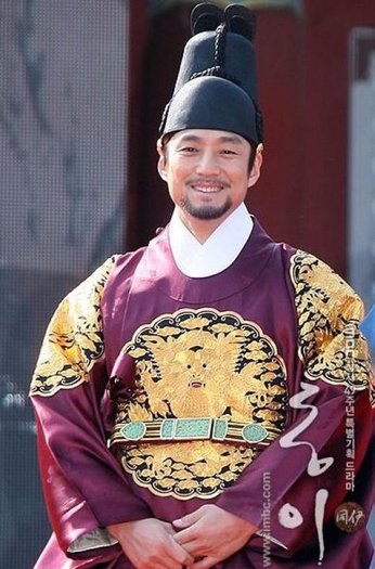 12299_112236402145084_111816285520429_86654_6496523_n - Regele Sukjong