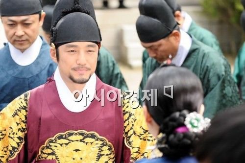 28866_118174941551230_111816285520429_106905_8373288_n - Regele Sukjong