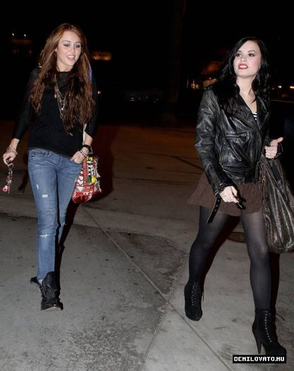 2 - Demi Lovato Having Dinner with Miley in Studio City 2010 February 2