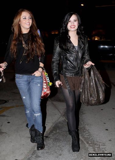 6 - Demi Lovato Having Dinner with Miley in Studio City 2010 February 2