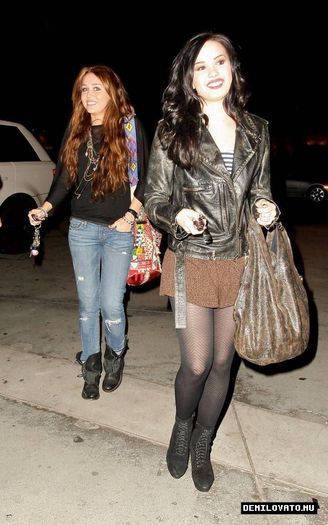 9 - Demi Lovato Having Dinner with Miley in Studio City 2010 February 2