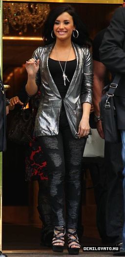 14 - Demi Lovato Leaving her Hotel in NYC 2010 May 19