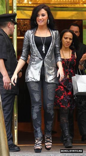 16 - Demi Lovato Leaving her Hotel in NYC 2010 May 19