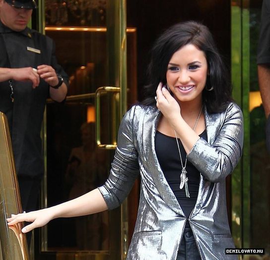 21 - Demi Lovato Leaving her Hotel in NYC 2010 May 19