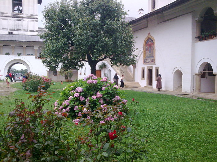 Manastirea Horezu; Manastirea Hurezi - Horezu, jud. Valcea.
