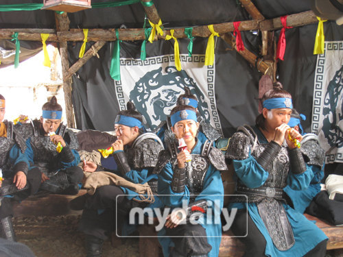 19962_1171935673288_1674913931_416393_872893_n - Deokman