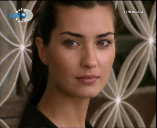 Tuba Buyukustun (22)