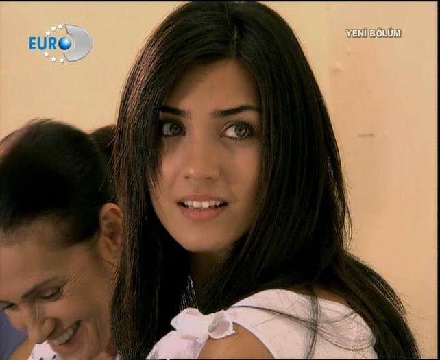 Tuba Buyukustun (26)