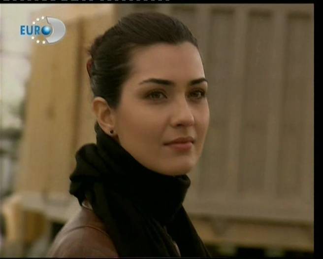 Tuba Buyukustun (4)