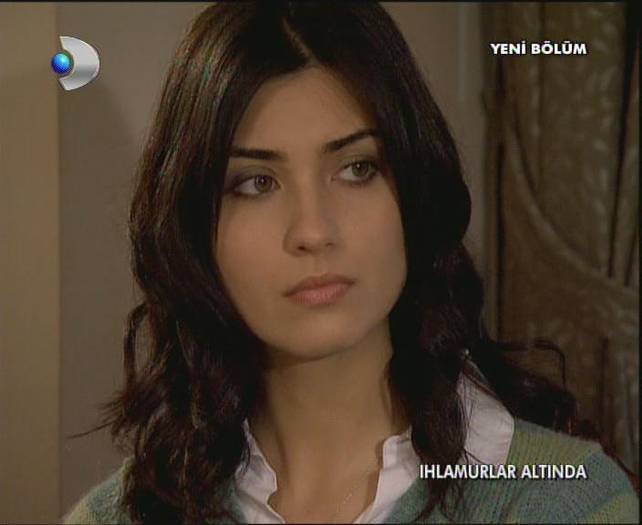 Tuba Buyukustun (6)