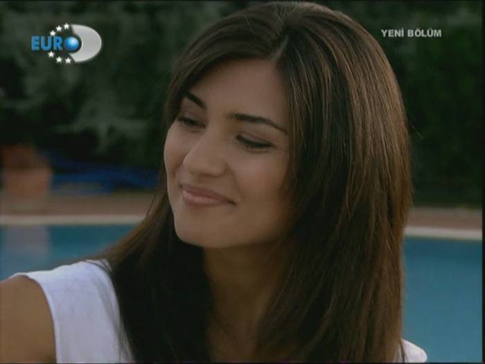 Tuba Buyukustun (10)