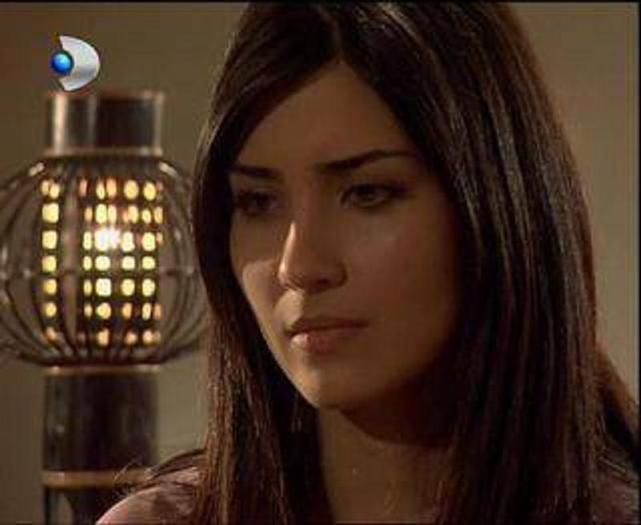 Tuba Buyukustun (20)