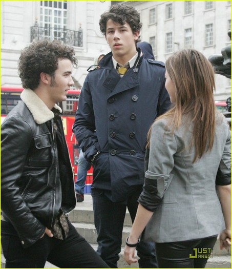 jonas-brothers-demi-lovato-london-03 - Kevin Jonas