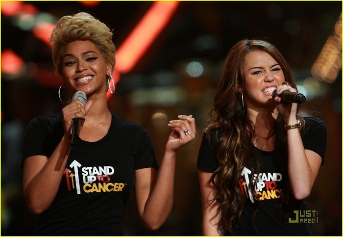 mileycyrusfashionrocks2gl9 - Miley And Hannah