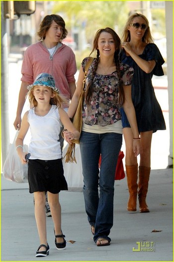 mileycyruspigtails07on9 - Miley And Hannah