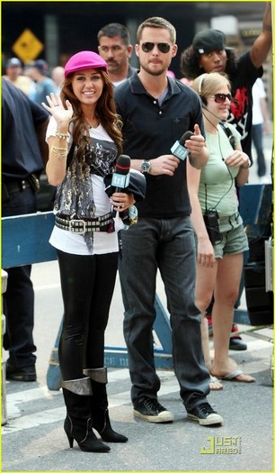 mileycyrustrleggtoss10kr8 - Miley And Hannah