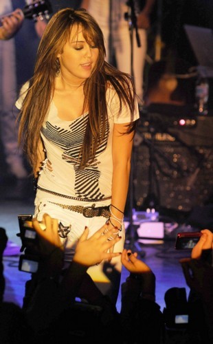 10ej3 - Miley And Hannah