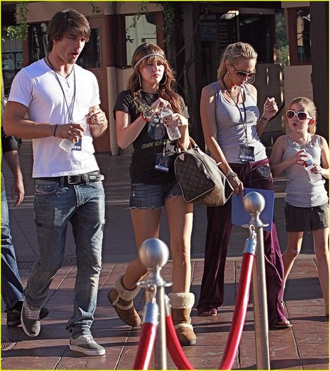 mileycyrusjustingastonuse1 - Miley And Hannah