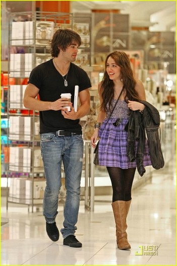 mileyjustinbestbuy01hg8 - Miley And Hannah