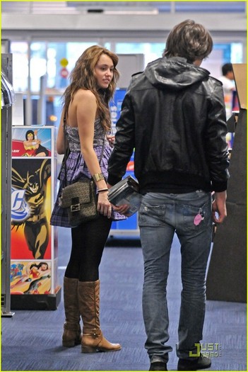 mileyjustinbestbuy03bh2 - Miley And Hannah