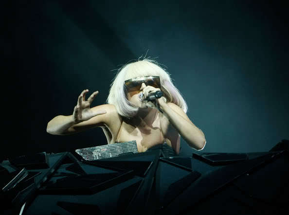 LadyGagaPerformsWilternUO2I4lm7M96l