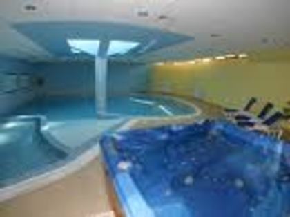 piscina interioara - hotelul