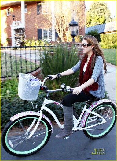 mileycyrusbikerideneighcg9