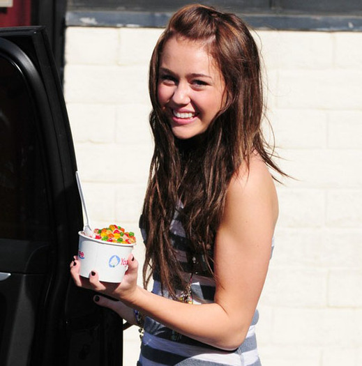 miley-cyrus-yogurtree-01