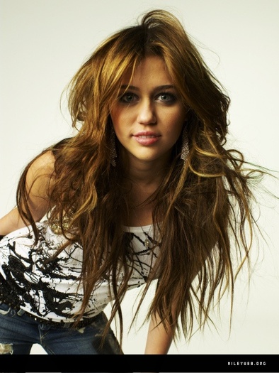 36 - Miley Cyrus Pozeaza In Revista Glamour
