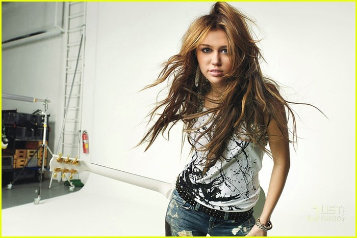 miley-cyrus-glamour-magazine-may-2009-04 - Miley Cyrus Pozeaza In Revista Glamour