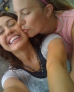 miley_cyrus_personal_pics_013