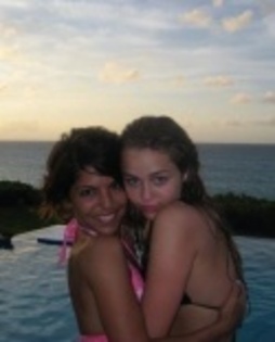 miley_cyrus_personal_pics_038