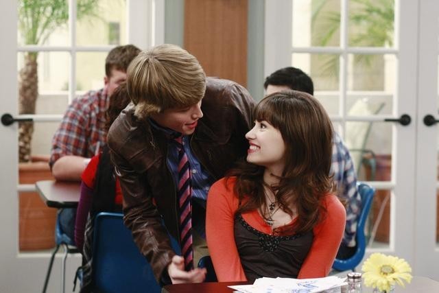 demi-lovato-e-sterling-knight-in-una-scena-dell-episodio-sonny-at-the-falls-di-sonny-with-a-chance-1 - Demi Lovato rare