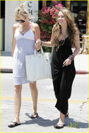 2rxtzye - Miley Cyrus Mommy and Me Time