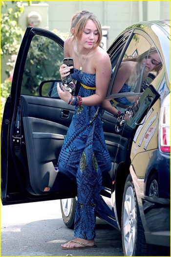 5fnja1 - Miley Cyrus Blue Dress Beauty