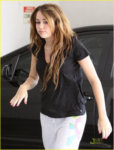 68dg28 - Miley Cyrus is a Workout Wonder