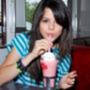 Selena_Gomez_1228936537_1 - surpriza1