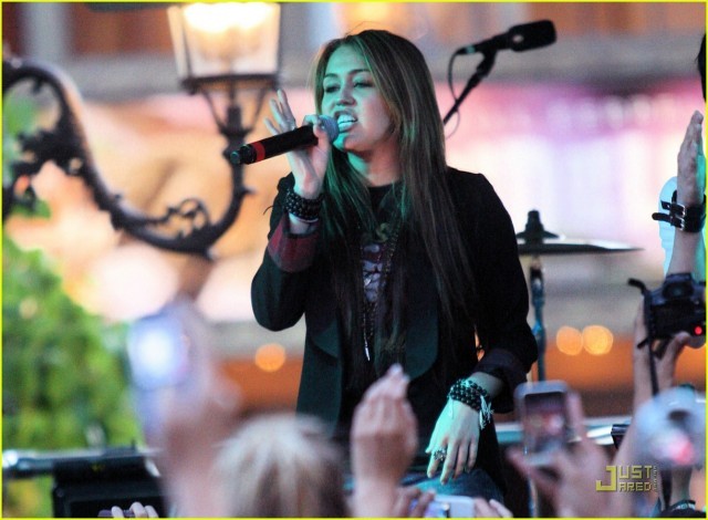 23vl4wl - Miley Cyrus Rocks with Mitchel Musso