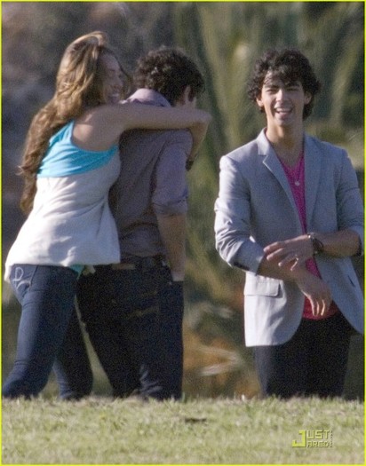 17d7qg - Miley Cyrus Hugs Nick Jonas Sends It On