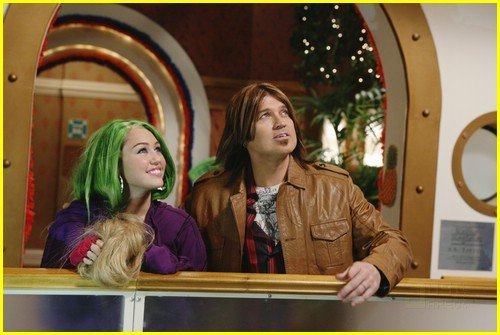 1zob3aw - Miley Cyrus Has Green Hair