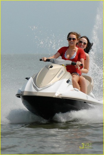 25fn98h - Miley Cyrus Jet Skiing Sunday