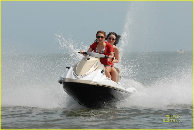 1565rhw - Miley Cyrus Jet Skiing Sunday