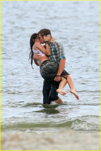 2cei0sz - Miley Cyrus and Liam Hemsworth Last Song Kiss