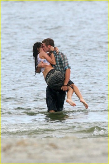 2pzgugl - Miley Cyrus and Liam Hemsworth Last Song Kiss