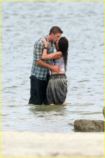2wnbolz - Miley Cyrus and Liam Hemsworth Last Song Kiss
