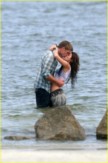 2zs6w5u - Miley Cyrus and Liam Hemsworth Last Song Kiss