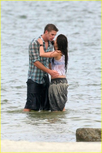 6i8ju9 - Miley Cyrus and Liam Hemsworth Last Song Kiss