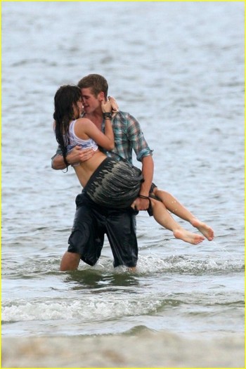 16le2hv - Miley Cyrus and Liam Hemsworth Last Song Kiss