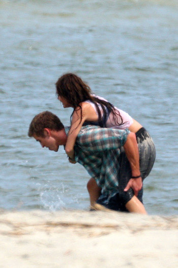 25fkg7c - Miley Cyrus and Liam Hemsworth Last Song Kiss